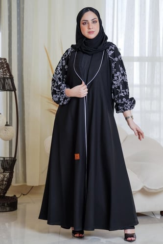 عباية بياقة واسعة مع تطريز ابيض ع الاكمام