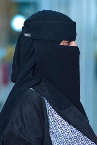 نقاب جينز ملكي مخفي