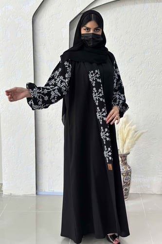 عباية بياقة طولية مع تدخيلات تطريز من الأمام والكم