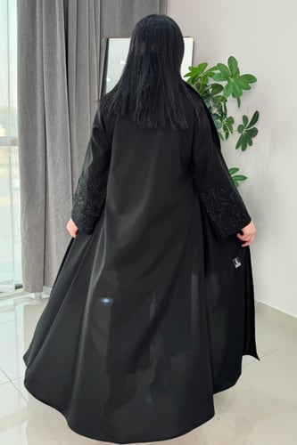 عباية زاهية بتطريز اسود ناعم مع كرستال على الأكمام