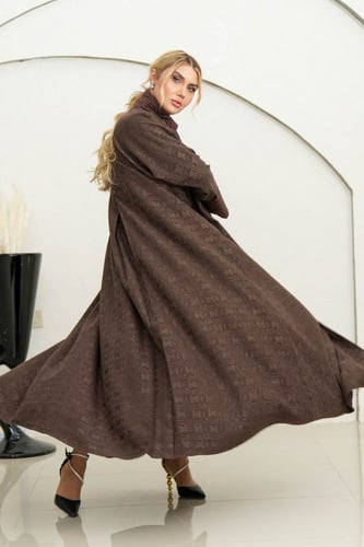 عباية شاموه بني مع تدخيلات قماش جاكار عاليد والياق...