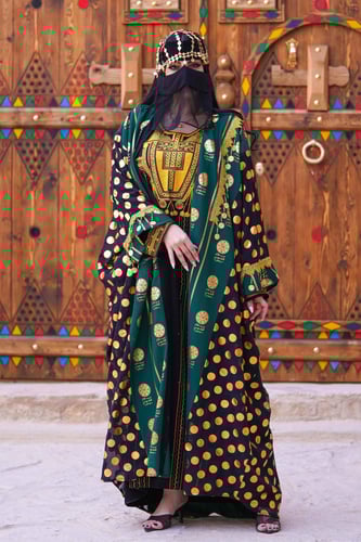 عباية يوم التأسيس مع تدخيلات قماش اخضر متزين بهوية...