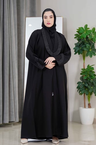 عباية سادة بتدخيلة قماش جاكار على الياقة واليد