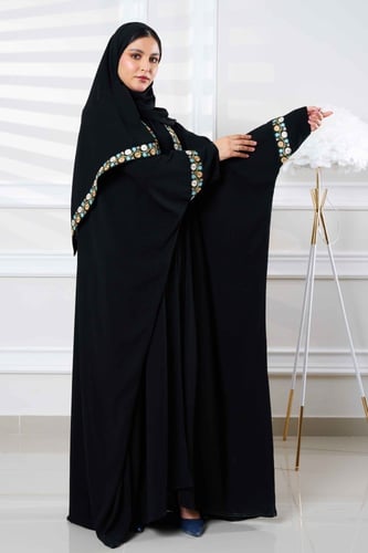 عباية بشت بتدخيلات تطريز وهدب كرستال