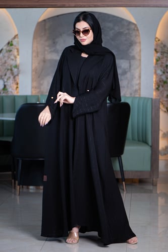 عباية بياقة مع قصة كم مائلة بقماش مقلم وناعم