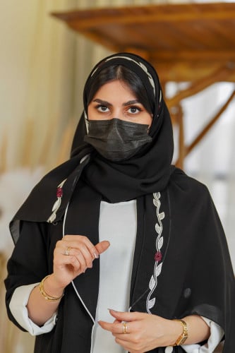 طرحة Z10 سوداء بتطريز ابيض مع عنابي