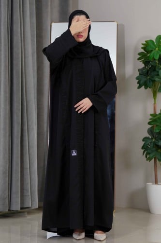 عباية سادة بتدخيلة قماش على الياقة والكم