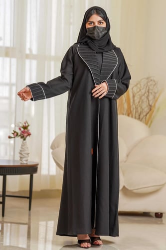 عباية سوداء بياقة واسعة مع بنسات على الياقة والكم