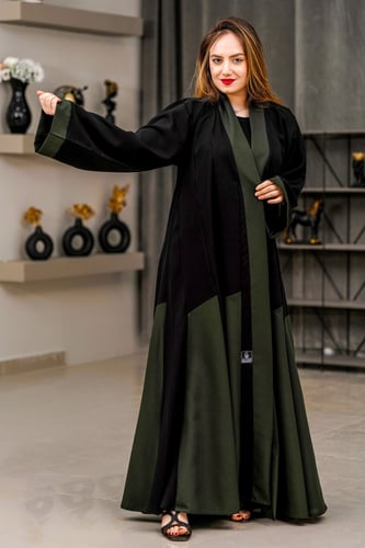 عباية كلوش مع تدخيلات قماش أسود مع زيتي