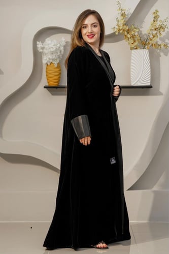 عباية مخمل أسود مع جلد على اليد والأمام