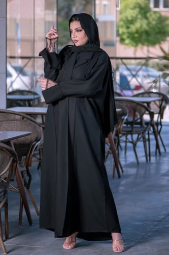 عباية زاهية بياقة ناعمة مع تدخيلات قماش دانتيل ع ا...