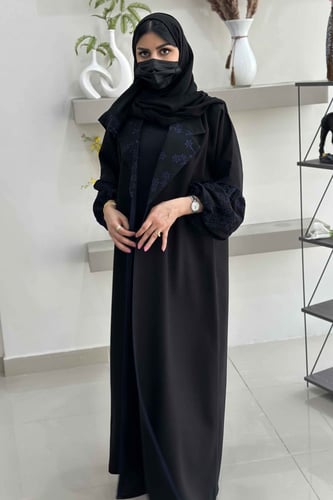 عباية بياقة انيقة وكم مزموم وتطريز كحلي ع الياقة و...