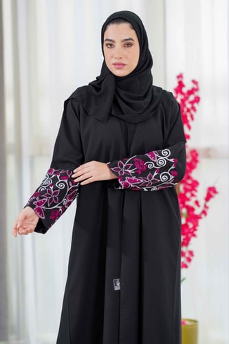 عباية كلاسيك بتدخيلات تطريز وردع الكم