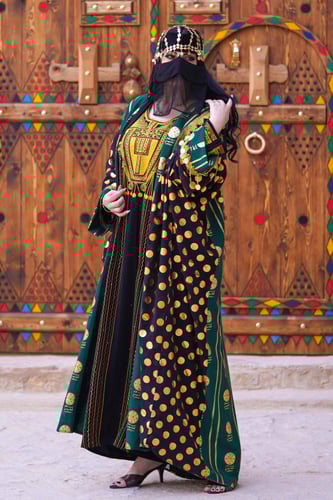 عباية يوم التأسيس مع تدخيلات قماش اخضر متزين بهوية...