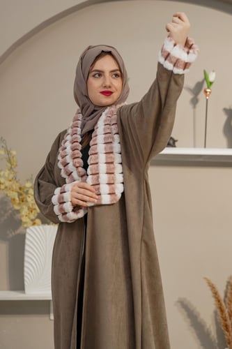 عباية شاموه رمادي مع تدخيلات فرو ملون على الياقة و...