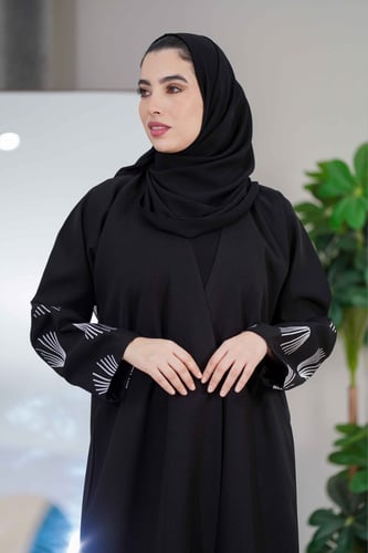 عباية سادة بتطريز ابيض ع الكم