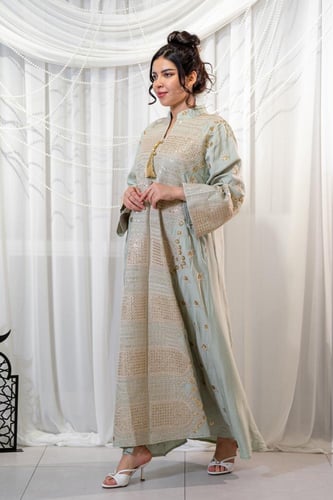 جلابية رمضانية باللون فيروزي مع تطريز من الأمام