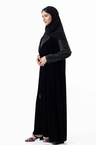 عباية شتوية بتدخيلات على الياقة والأكمام