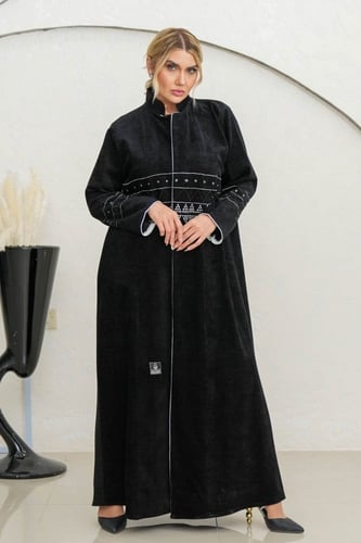 عباية مخمل أسود مع تطريز وكرستال على اليد والصدر