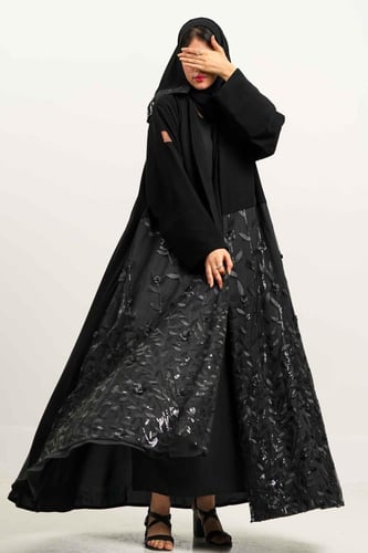 عباية كريب مع تدخيلات طبقة تل مطرز اسفل العباية