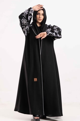 عباية بياقة واسعة مع تطريز ورد ابيض ع الكم