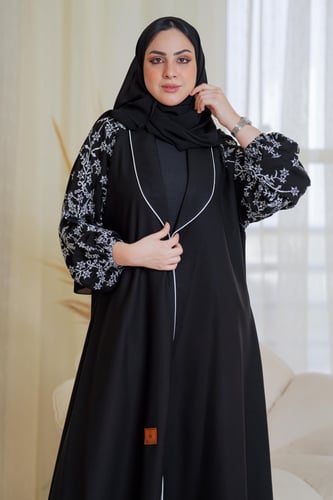 عباية بياقة واسعة مع تطريز ابيض ع الاكمام