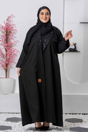 عباية كلوش بتدخيلات تطريز مع كرستال على الياقة وال...