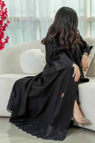 عباية كلوش بتطريز مع كرستال على اليد وأسفل العباية