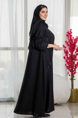 عباية كلوش بتدخيلات شك خرز أسود مع ورود