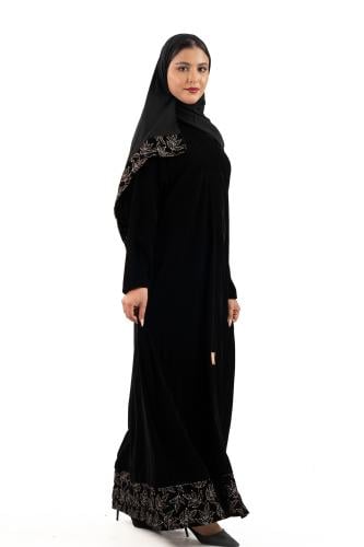 عباية الوسم بتطريز اسود لماع اسفل العباية