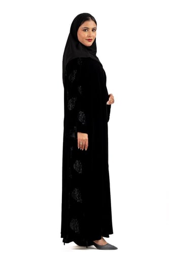 عباية سهى مخمل اسود بنقش ورد خفيف
