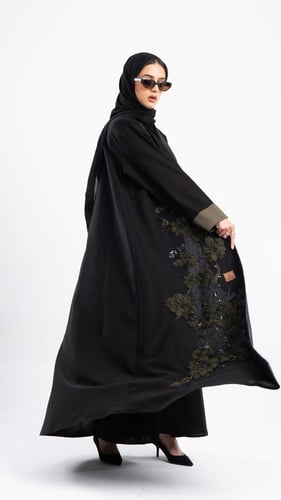 عباية وهاجة باللون الزيتي