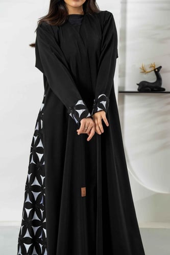 عباية كلوش بتدخيلات تطريز على الجوانب والكم