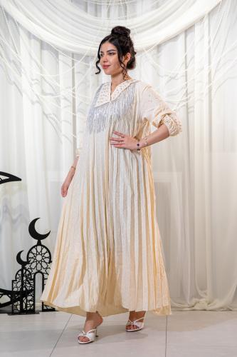 جلابية بيج فاتح بكسرات وبياقة كرستال