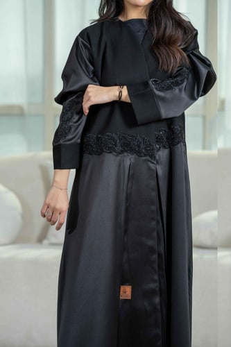 عباية كلوش أنيقة بتدخيلات كرستال على الجوانب والأك...