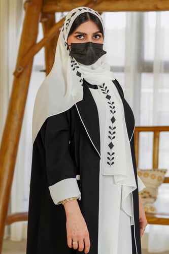 طرحة Z3 ابيض بتطريز اسود