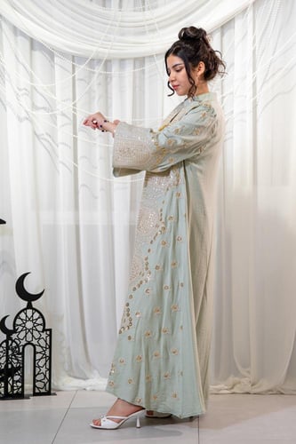 جلابية رمضانية باللون فيروزي مع تطريز من الأمام