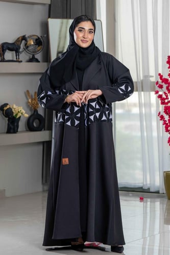 عباية كلوش بتدخيلات تطريز على نص العباية والأكمام