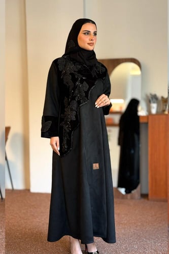 عباية ريفال شموة اسود مع تطريز ورود امام العباية