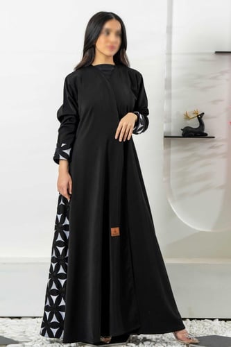 عباية كلوش بتدخيلات تطريز على الجوانب والكم