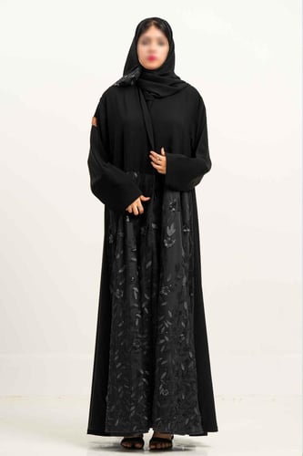 عباية كريب مع تدخيلات طبقة تل مطرز اسفل العباية