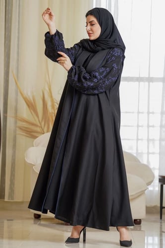 عباية بياقة واسعة مع تطريز كحلي ع الاكمام