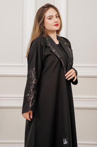 عباية أنيقة مع تطريز على الياقة والأكمام