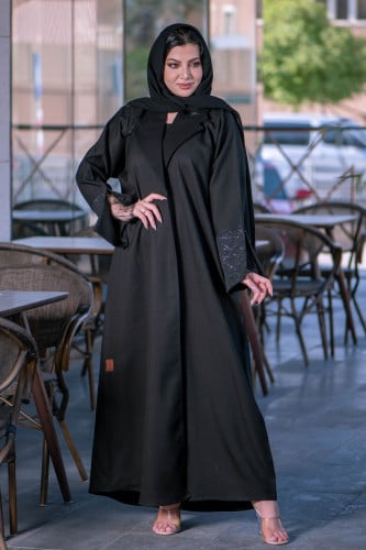 عباية زاهية بياقة مع تدخيلات قماش رخامي ع الكم