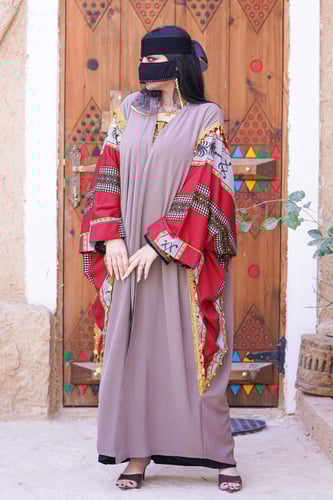 عباية يوم التأسيس لحمي مع تدخيلات قماش السدو