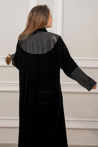 عباية مخمل أسود مع جلد على اليد والصدر