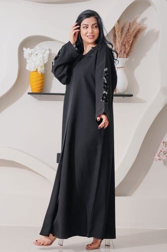 عباية زاهية بتطريز ناعم على الأكمام