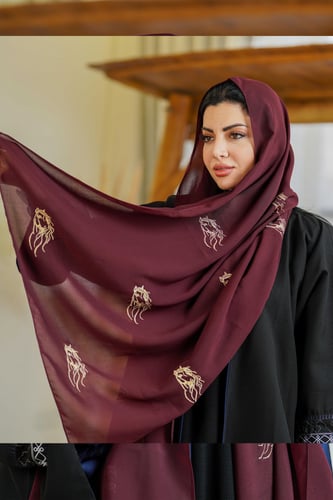 طرحة Z13 لون عنابي بتطريز ذهبي