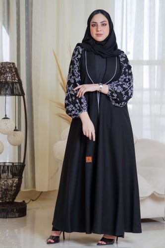 عباية بياقة واسعة مع تطريز ابيض ع الاكمام