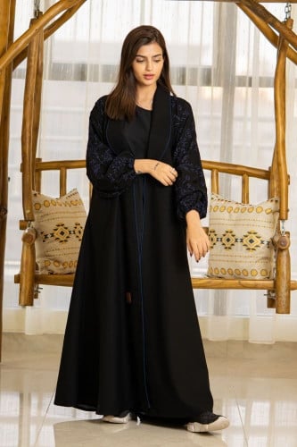 عباية بياقة واسعة مع تطريز كحلي ع الاكمام